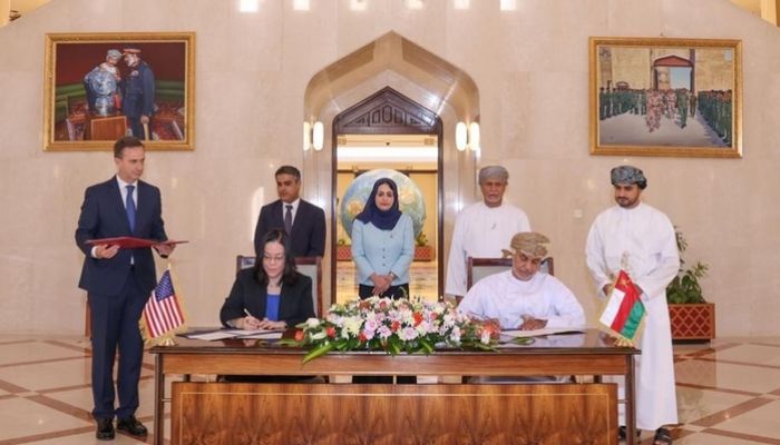 سلطنة عُمان والولايات المتحدة توقعان اتفاقية بشأن عمل أزواج الموظفين الرسميين