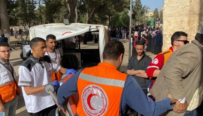 إصابة 42 فلسطينيًّا خلال اعتداء الاحتلال الإسرائيلي في باحات المسجد الأقصى