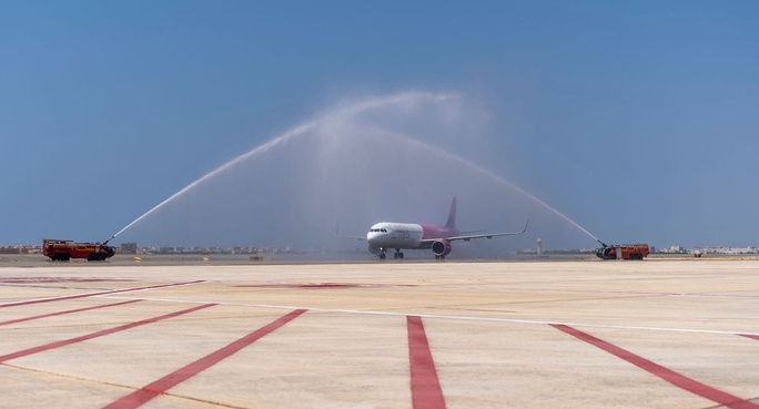 مطار صلالة يستقبل أولى رحلات طيران ’ويز أير أبوظبي’
