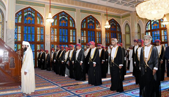 السيد فهد يؤدّي صلاة عيد الفطر المُبارك بمسجد الخور