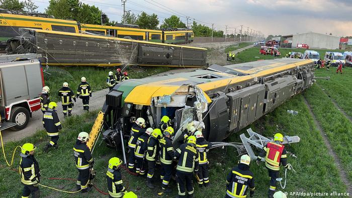 Austria: Train derails outside Vienna