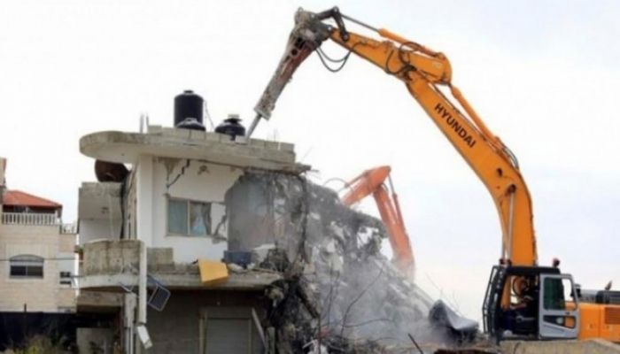 الاحتلال الإسرائيلي يهدم مبنى سكنيًّا لعائلة فلسطينية في القدس الشرقية