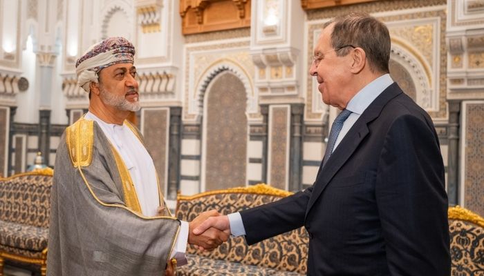 جلالة السلطان يستقبل وزير خارجية روسيا