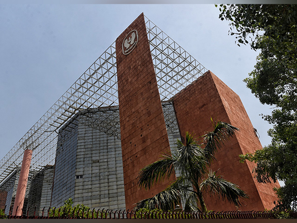 LIC shares allotted at Rs949 apiece, the upper end of IPO price band