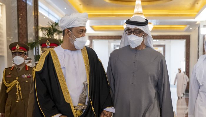 بالصور.. جلالة السلطان يقدم التعازي للرئيس الإماراتي