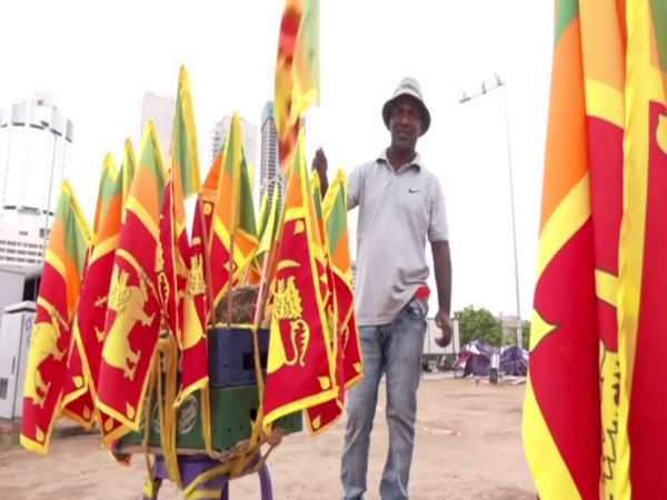 Sri Lanka: Failing economy forces auto drivers to sell flags at Galle Face