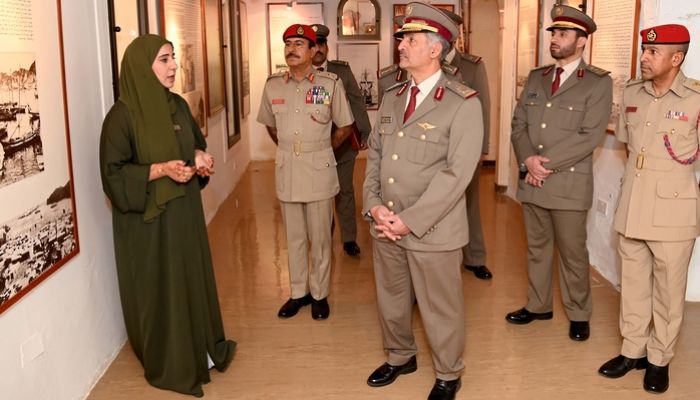 قائد القوات البرية الأميرية القطري يزور متحف قوات السلطان المسلحة