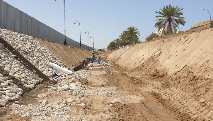 بلدية مسقط تواصل أعمال المرحلة الأولى من مشروع قناة تصريف المياه بالغبرة