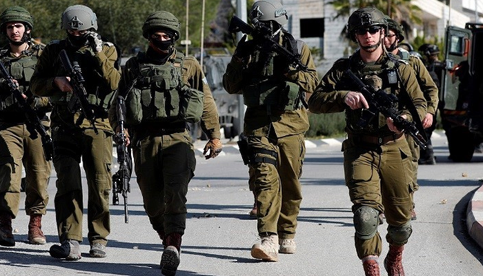 السلطات الإسرائيلية تعتقل 12 فلسطينيًّا في الضفة الغربية