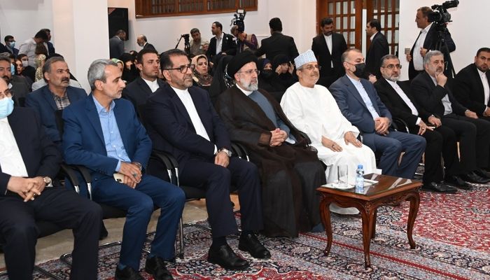 الرئيس الإيراني يلتقي الجالية الإيرانية في مسقط