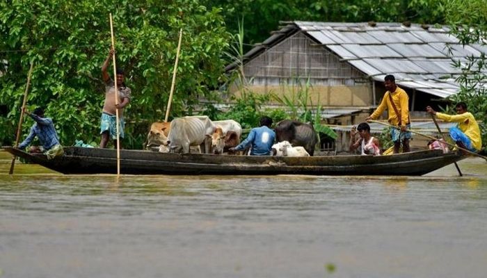 الفيضانات تودي بحياة 25 شخصًا وتشرد الآلاف في ولاية آسام الهندية
