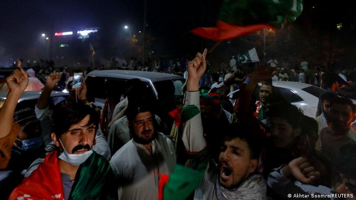 Pakistan deploys army amid pro-Imran Khan march