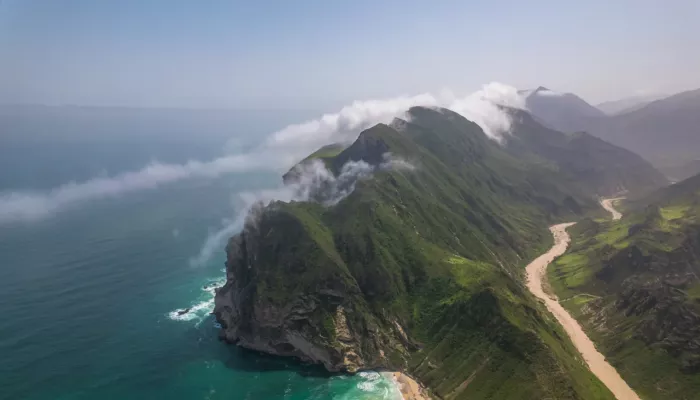 CNN: ليس بجزر هاواي.. مشهد ساحر لجبال خضراء تعانق مياه البحر في سلطنة عمان قد يفاجئك