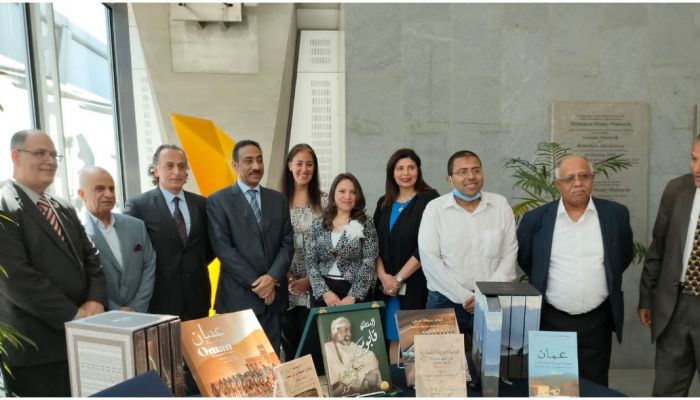 سفيرنا لدى القاهرة يهدي موسوعتين عن التاريخ والجغرافيا العمانية إلى مكتبة الإسكندرية