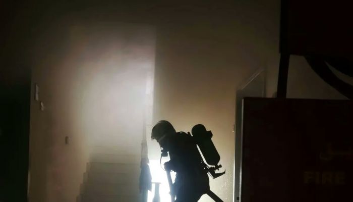 إجلاء 12 شخص من حريق شقة بالسيب