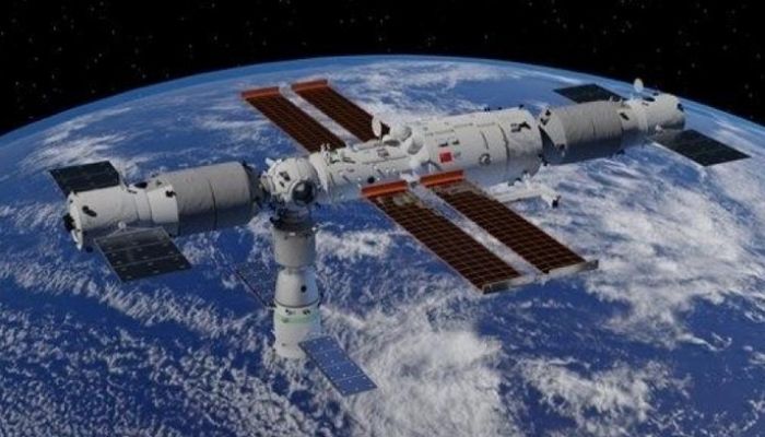 الصين ترسل مركبة مأهولة إلى الفضاء
