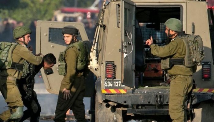اعتقال  17  فلسطينيًّا في الضفة الغربية