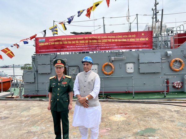 India hands over 12 high-speed guard boats to Vietnam