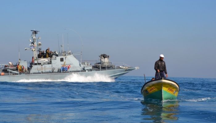 قوات الاحتلال تصيب 3 صيادين وتدمّر مركبي صيد في بحر قطاع غزة