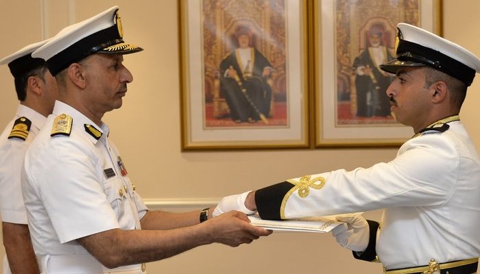 قائد البحرية السلطانية يسلم شهادات التخرج للضباط للخريجين