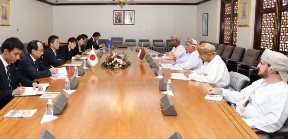 في جلسة مباحثات عمانية يابانية: العلاقات السياسية والاقتصادية متينة بين البلدين