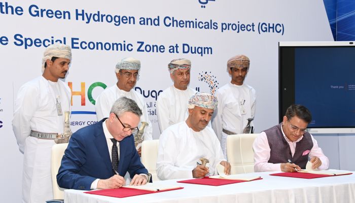 توقيع اتفاقية حق انتفاع لمشروع الهيدروجين الأخضر والأمونيا الأول بالدقم