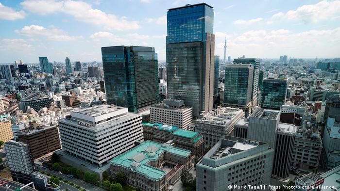 Japan's central bank stands firm as yen plummets in value