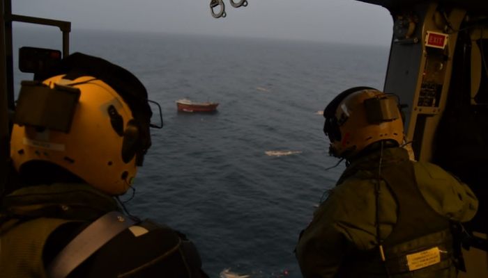 سلاح الجو يساند في عملية إنقاذ قارب في عرض البحر