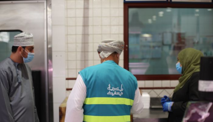 الإشتراطات الصحية لأنشطة المطاعم والمقاهي وفق ما نصت عليه لوائح بلدية مسقط