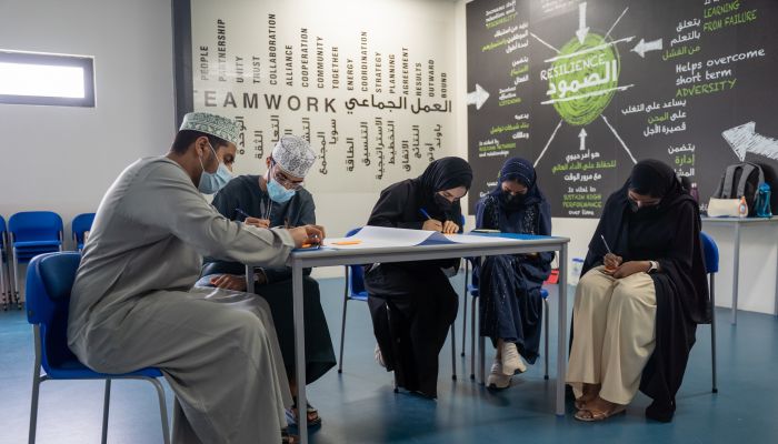 عُمان شل تحتفل بتخريج الدفعة الأولى من طلبة ’شل نوافذ’