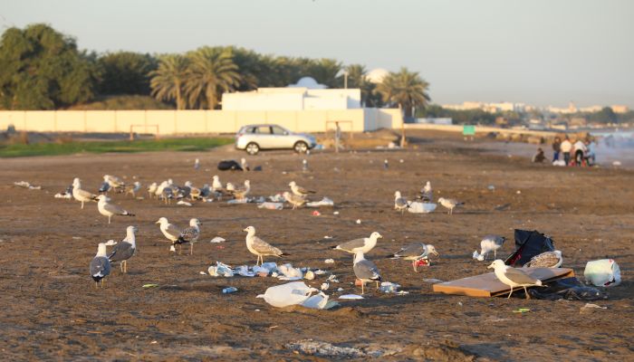 بلدية مسقط تستنكر ظواهر العبث ورمي المخلفات في المتنزهات والشواطئ: «هي حق للجميع»