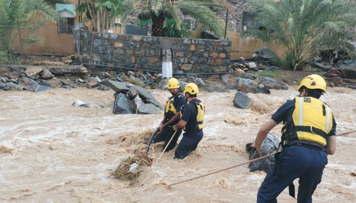 إنقاذ 4 أشخاص احتجزوا في منزلهم بسبب مياه الأمطار
