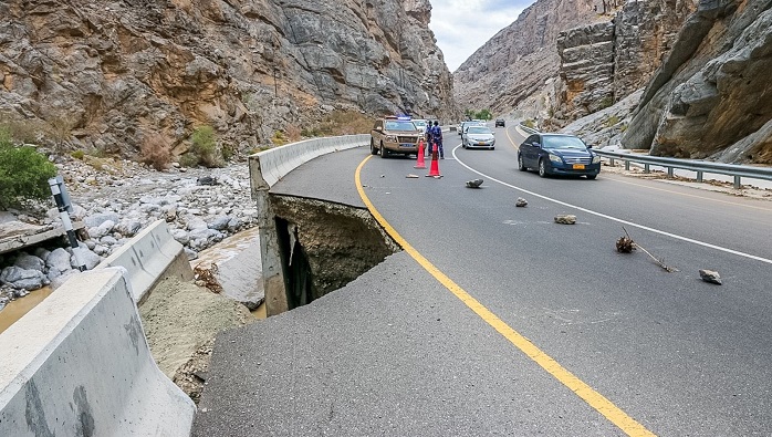 Road partially collapses in Oman