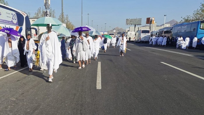 Eid Al-Adha: Pilgrims head to Mount Arafat for prayers