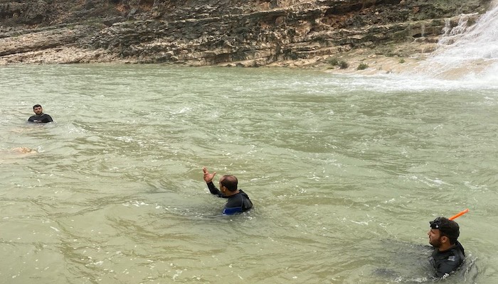 Man drowns in Wadi Darbat, search on for missing person in Sohar