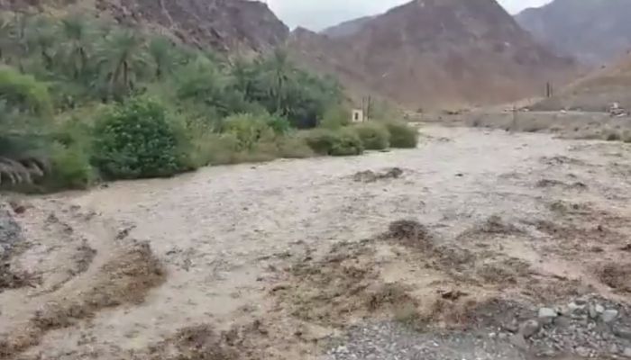 انتشال شخص غرق في وادي الحوقين وهو مفارقًا للحياة