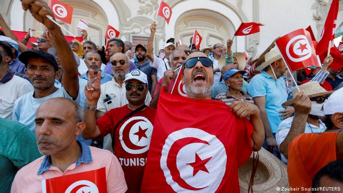 Tunisia: Hundreds protest draft constitution ahead of referendum