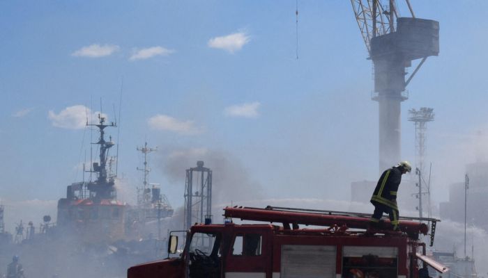 قصف ميناء أوديسا بأوكرانيا وروسيا تقول إنها استهدفت زورقًا عسكريًّا