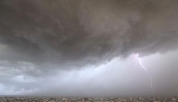 عواصف تتسبب في تدمير منازل وإغلاق طرق في أجزاء من شمال إيطاليا