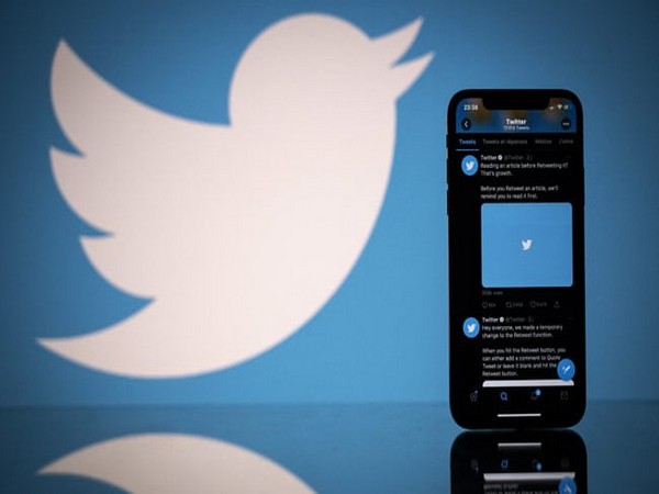 Twitter testing feature to add multiple media types in one tweet