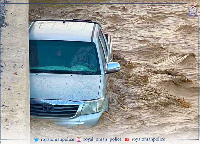 توقيف مواطن لمجازفته بعبور وادي