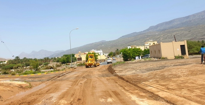 فتح الطرق المتأثرة بالأمطار في ولاية الحمراء