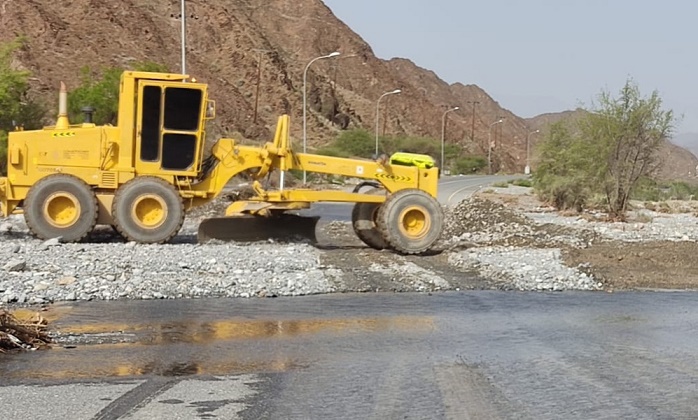 Work on to reopen and restore roads in rain affected areas of Oman