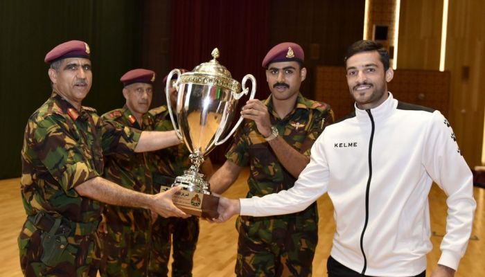 قائد الحرس السلطاني العُماني يكرم فريق الحرس لكرة القدم