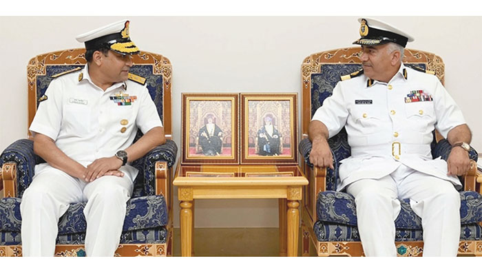 Acting RNO Commander receives Indian Navy’s Western Fleet chief