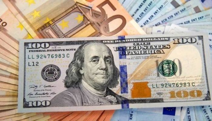 الدولار يصعد واليورو يقترب مجددًا من أدنى مستوى