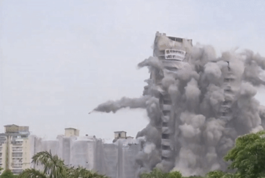 India's twin towers come crashing down after use of 3,700 kg explosives