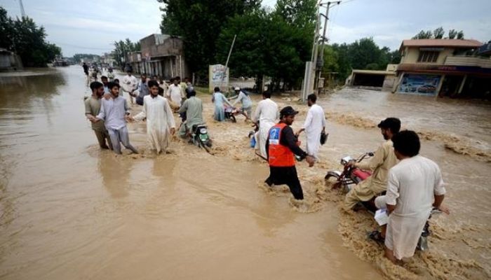 ارتفاع حصيلة ضحايا الفيضانات في باكستان إلى 1033 شخصًا