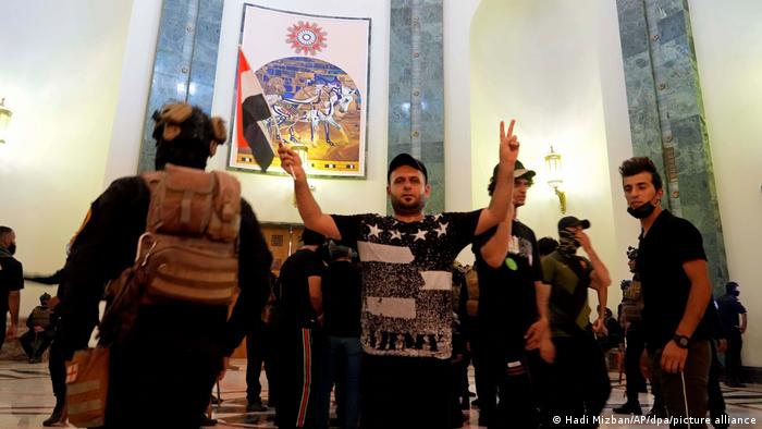 Iraq: Fatal clashes after powerful cleric Muqtada al-Sadr quits politics