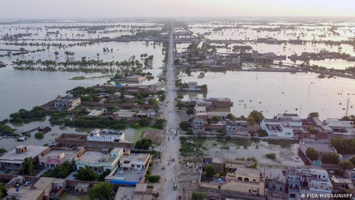 Pakistan floods: Authorities breach largest freshwater lake